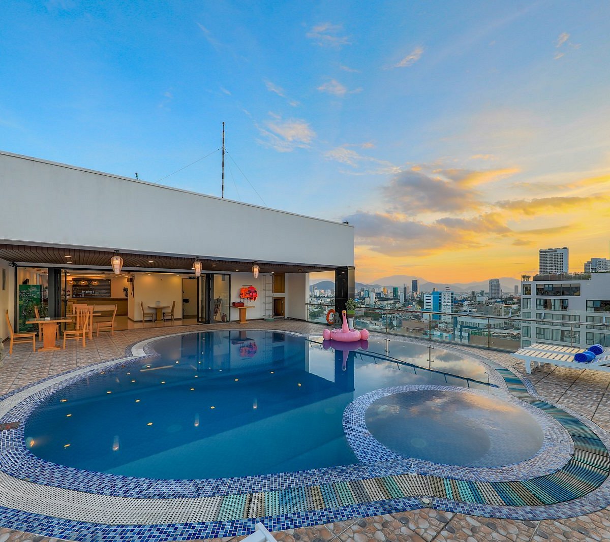 Hồ bơi vô cực khách sạn Merry Land Hotel