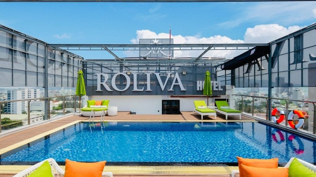 Hồ bơi vô cực khách sạn Roliva Hotel