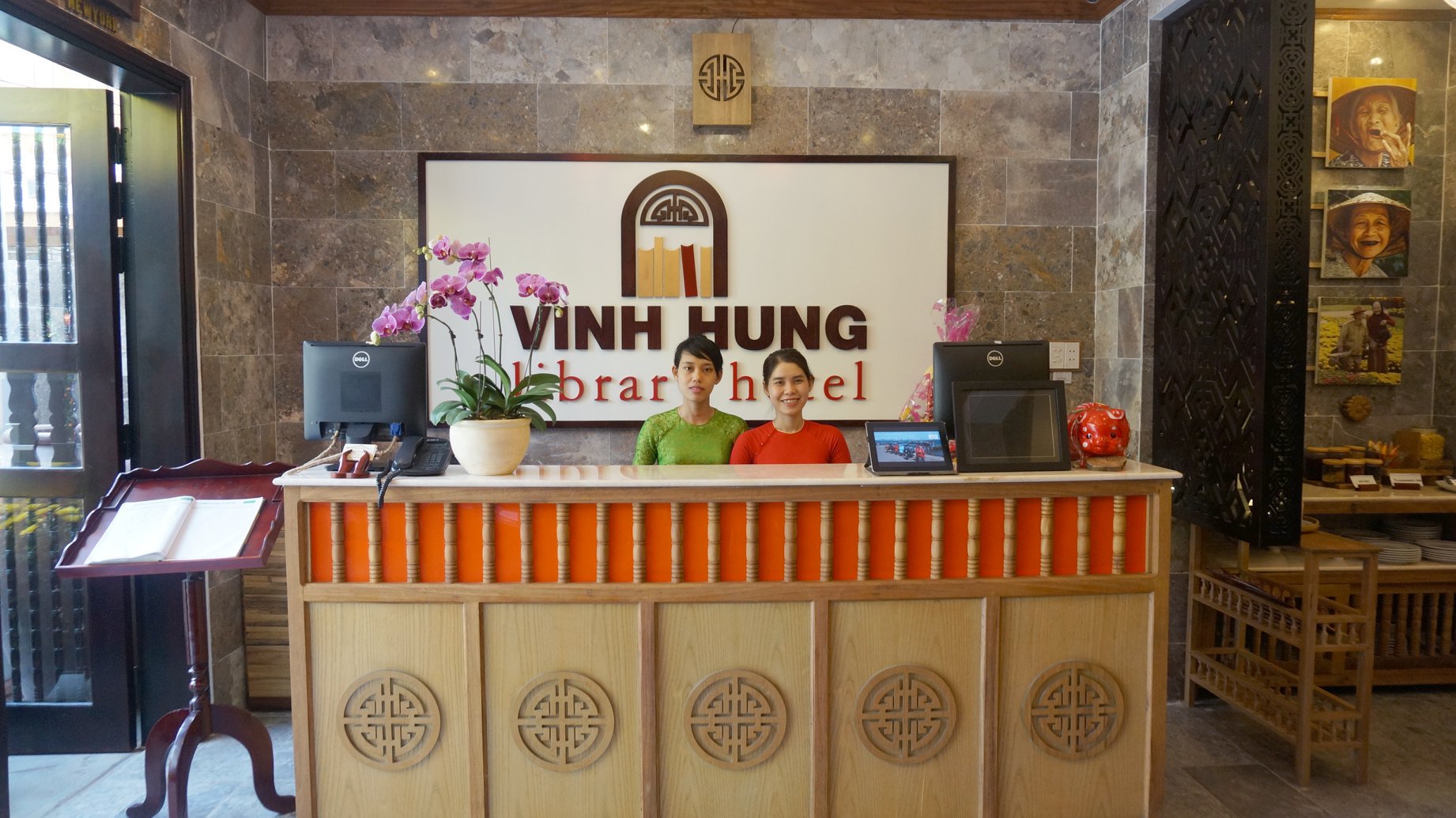 khu vực lễ tân khách sạn vĩnh hưng library