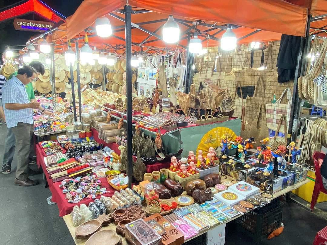 mua quà lưu niệm ở chợ đêm đà nẵng