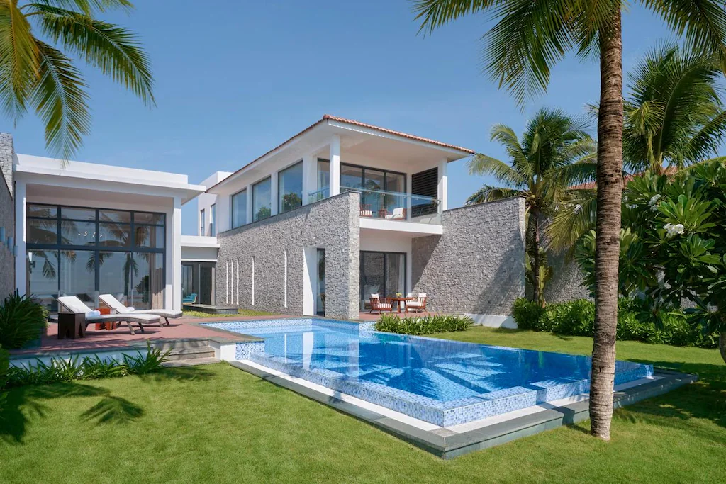 Hồ bơi ngoài trời bao quanh bởi nhiều mảng xanh - resort có hồ bơi hội an 