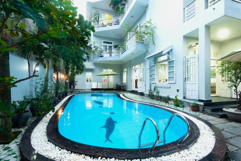 Hồ bơi trung tâm được bao quanh bởi các dãy phòng thoáng sáng và nhiều cây xanh - villa view đẹp hội an