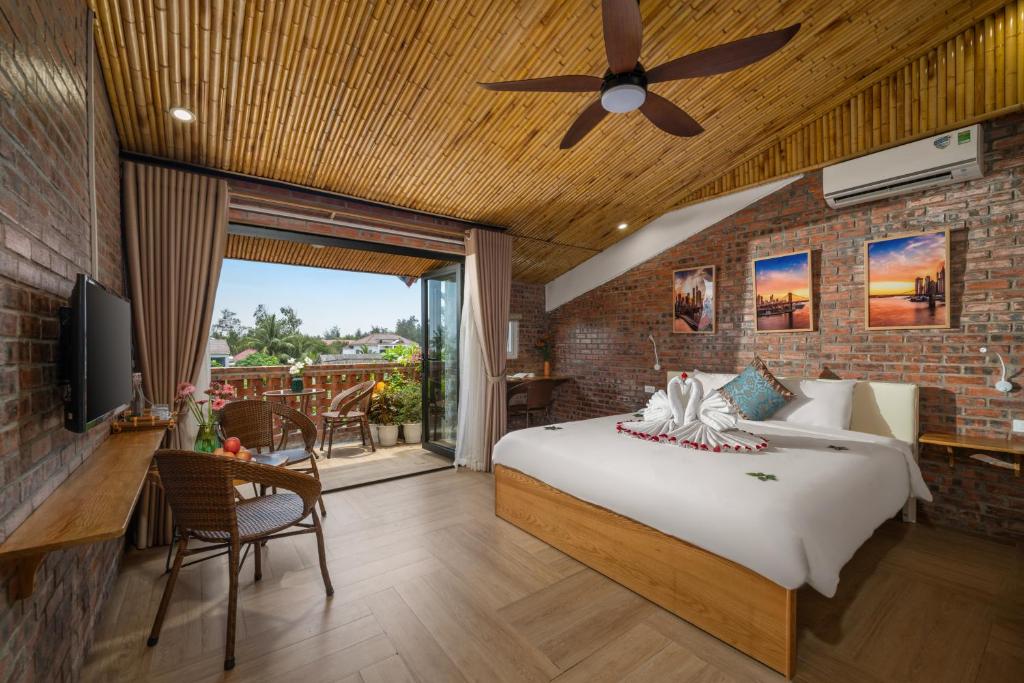 Phòng nghỉ sử dụng nhiều vật liệu gỗ, có ban công đón gió và ánh sáng tự nhiên - villa view đẹp hội an 