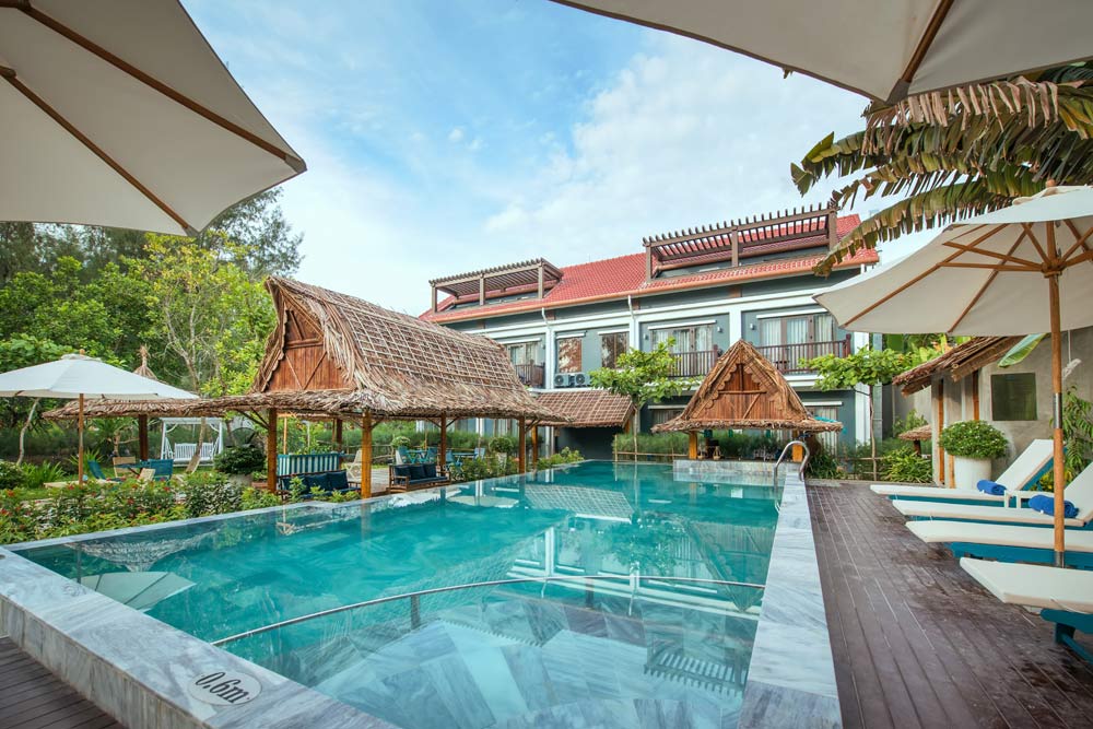 Hồ bơi ngoài trời yên tĩnh nằm giữa khuôn viên xanh mát của Aira Boutique - villa view đẹp hội an 