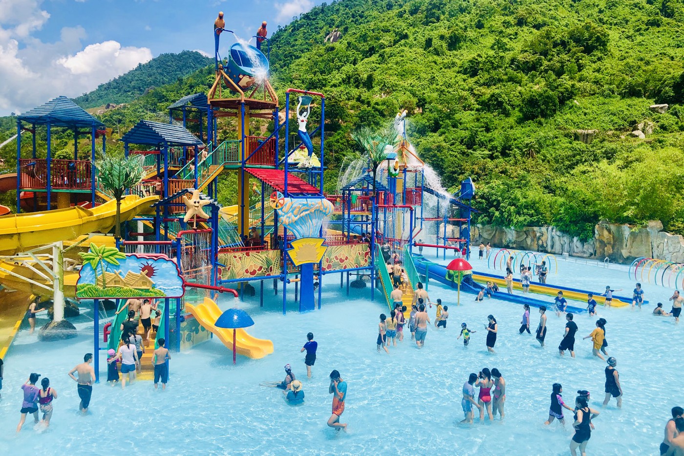 Công viên suối khoáng nóng núi Thần Tài