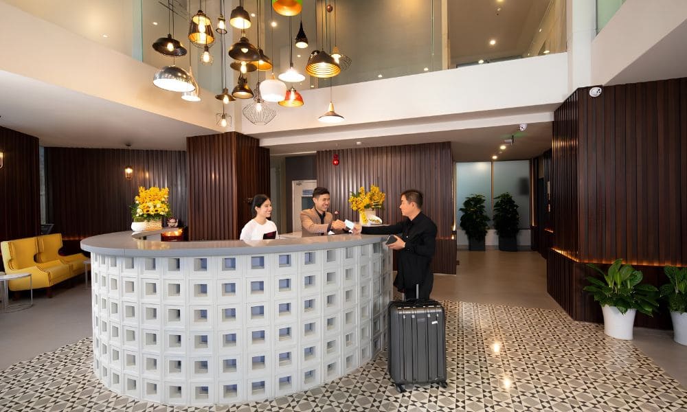Khu vực sảnh chờ và quầy lễ tân tại khách sạn Grand Citiview