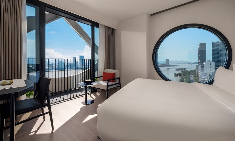 Phòng nghỉ có view sông Hàn tại Caro Premium