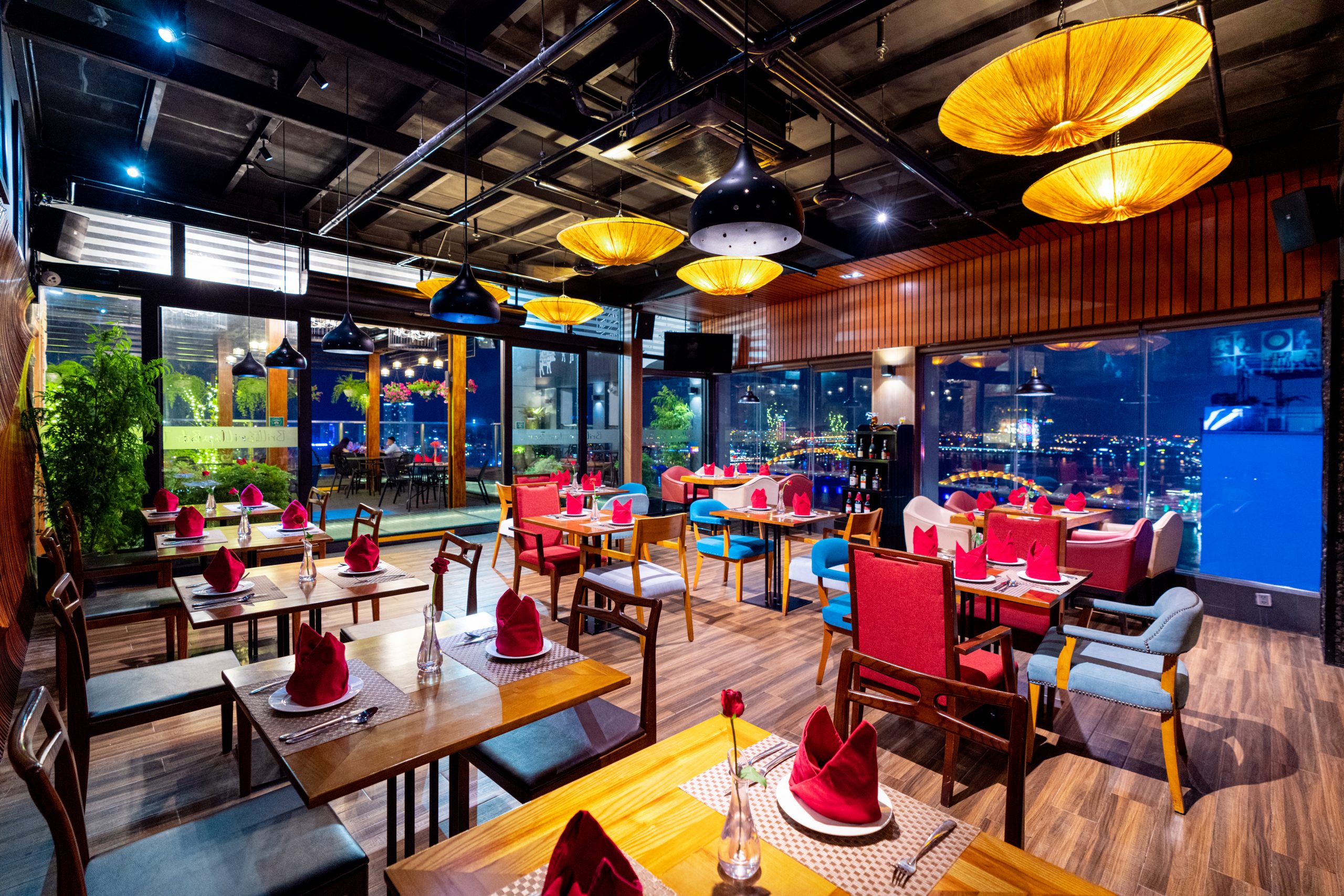 Brilliant Hotel trên đường Bạch Đằng gần cầu Sông Hàn