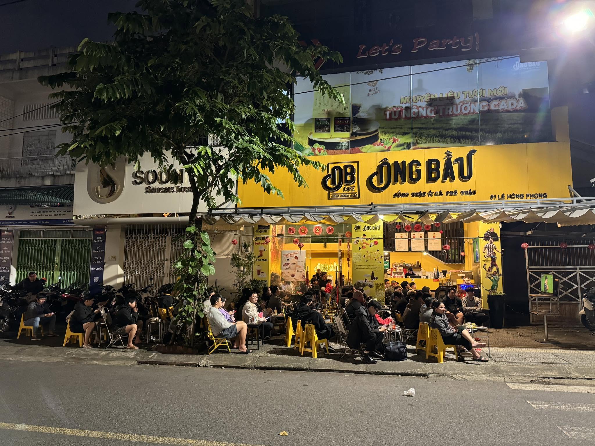 không gian vỉa hè cà phê ông bầu