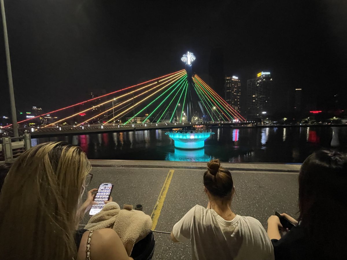 ngắm cầu sông hàn quay
