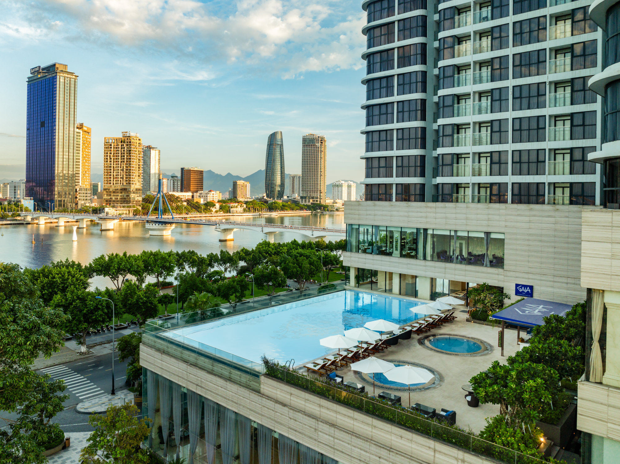 Melia Vinpearl Danang Riverfront gần cầu Sông Hàn Đà Nẵng