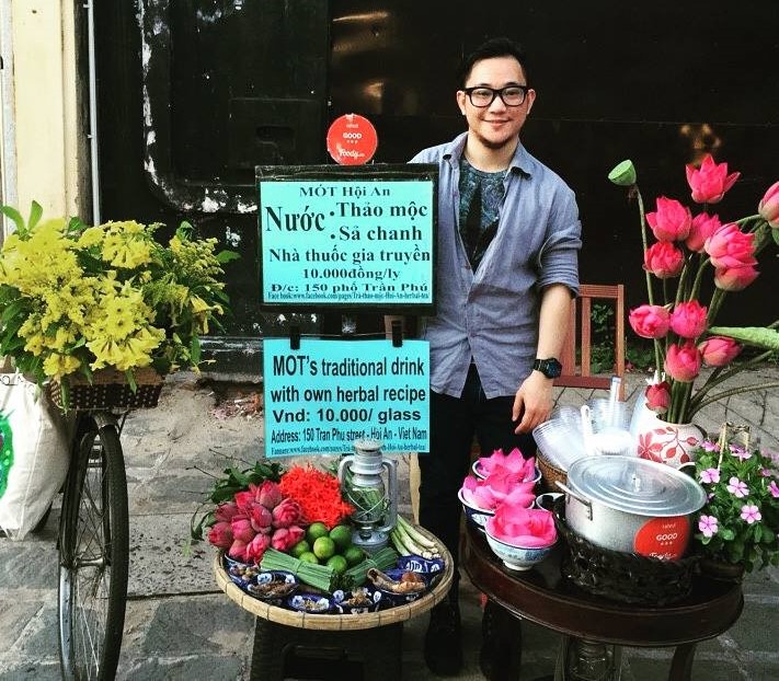 chủ cửa hàng nước mót hội an