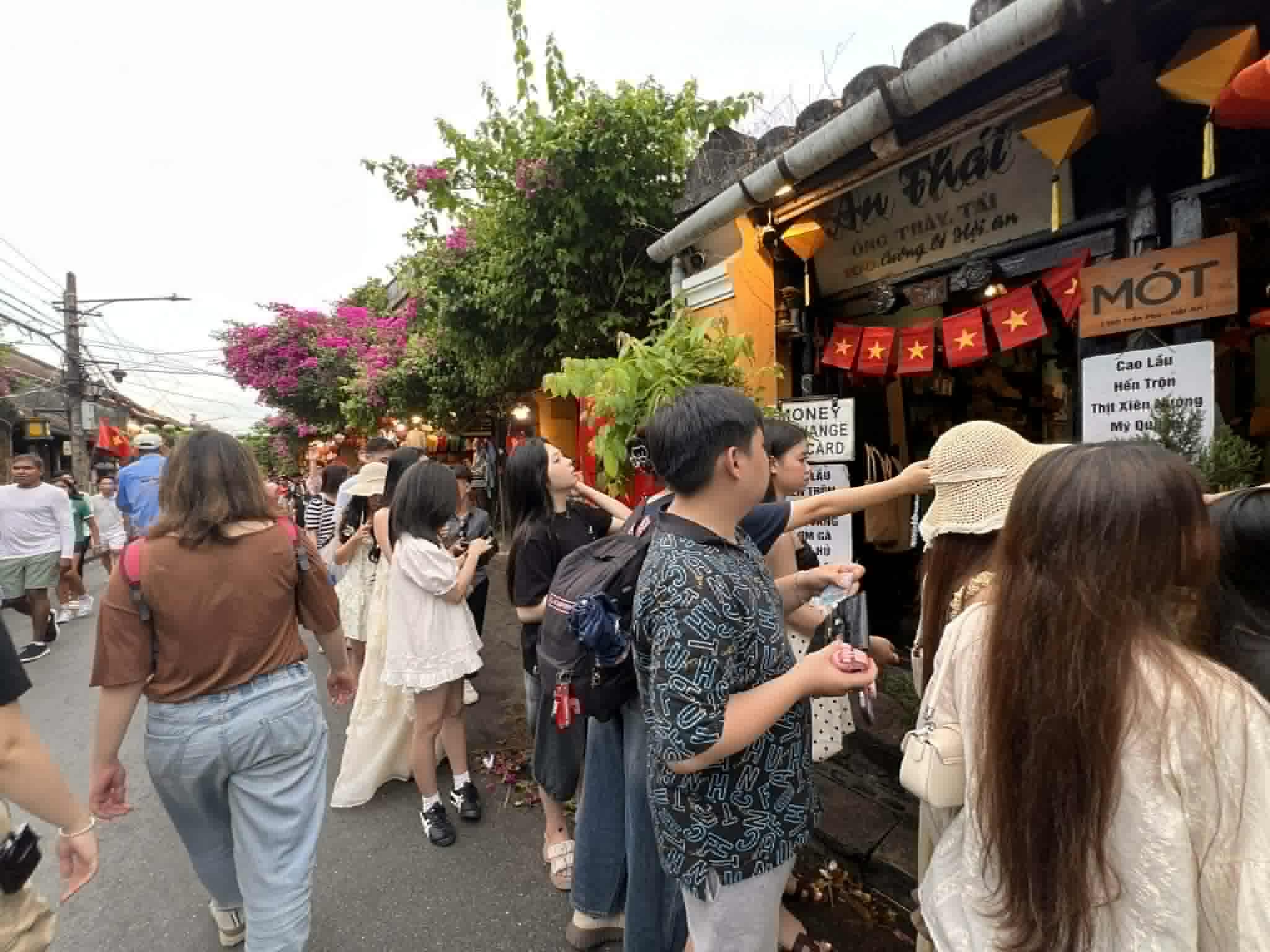 Du khách mua nước Mót Hội An