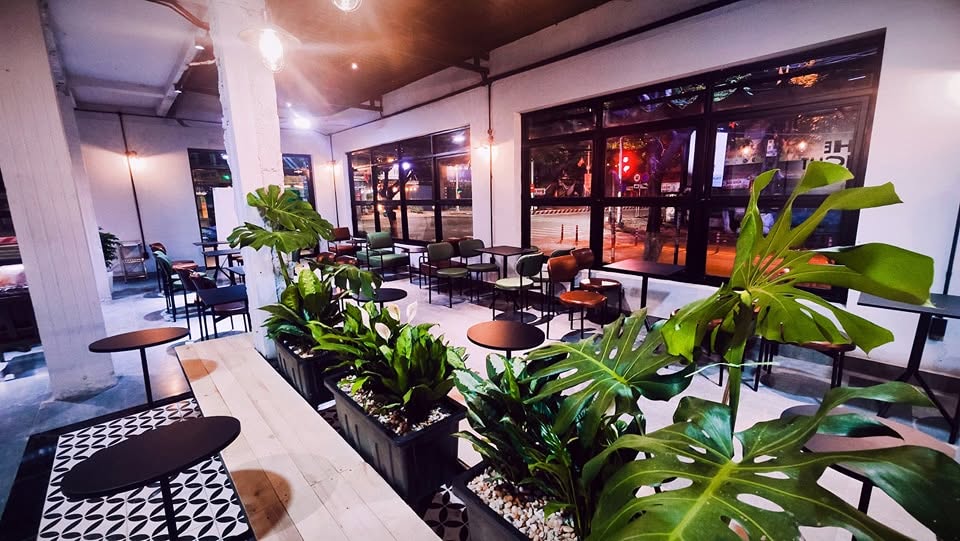 không gian the light cafe
